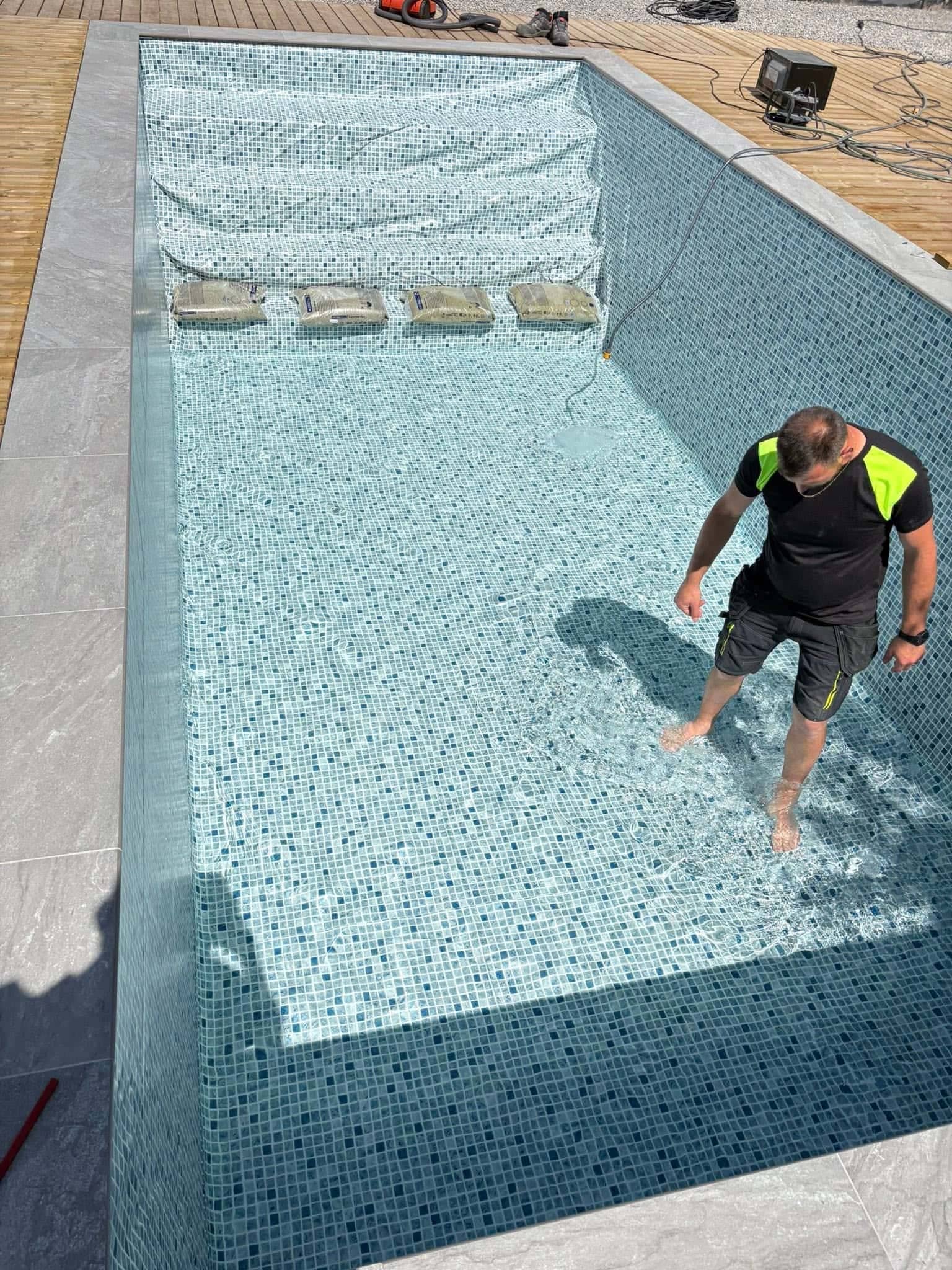 Pool fylls med vatten under installation