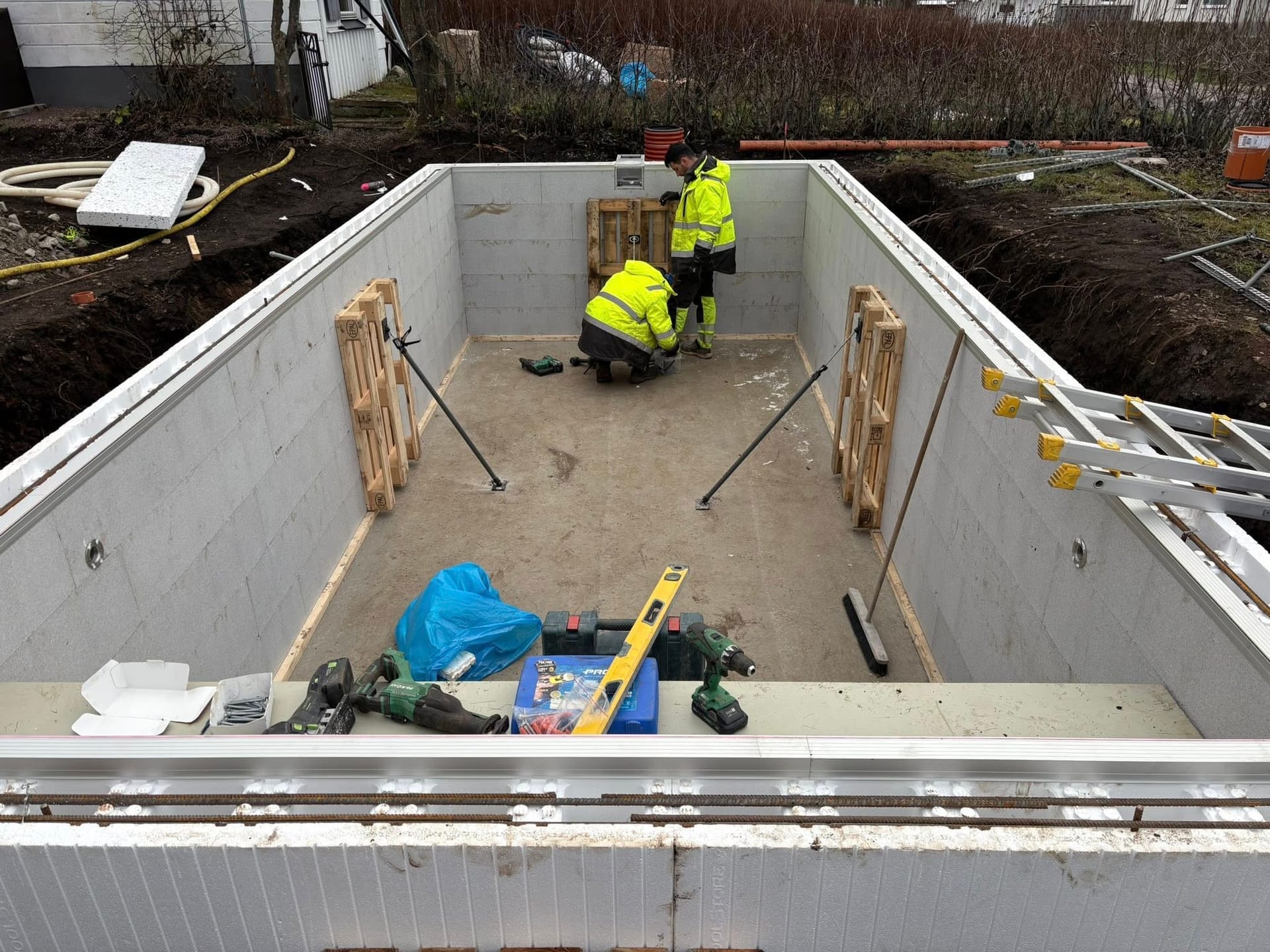 Arbetare bygger pool med ICF-block