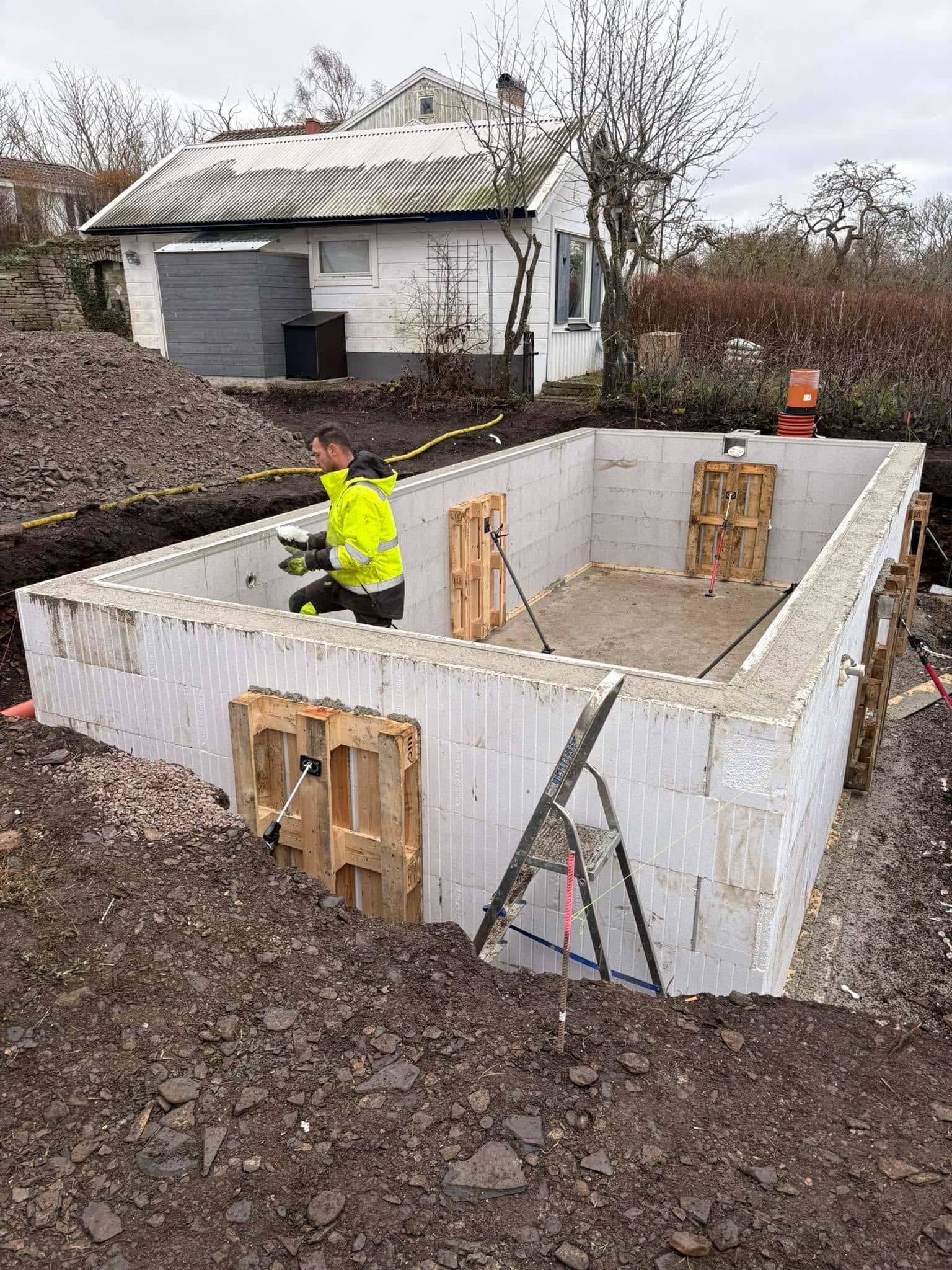ICF-poolskal inspekteras under bygge